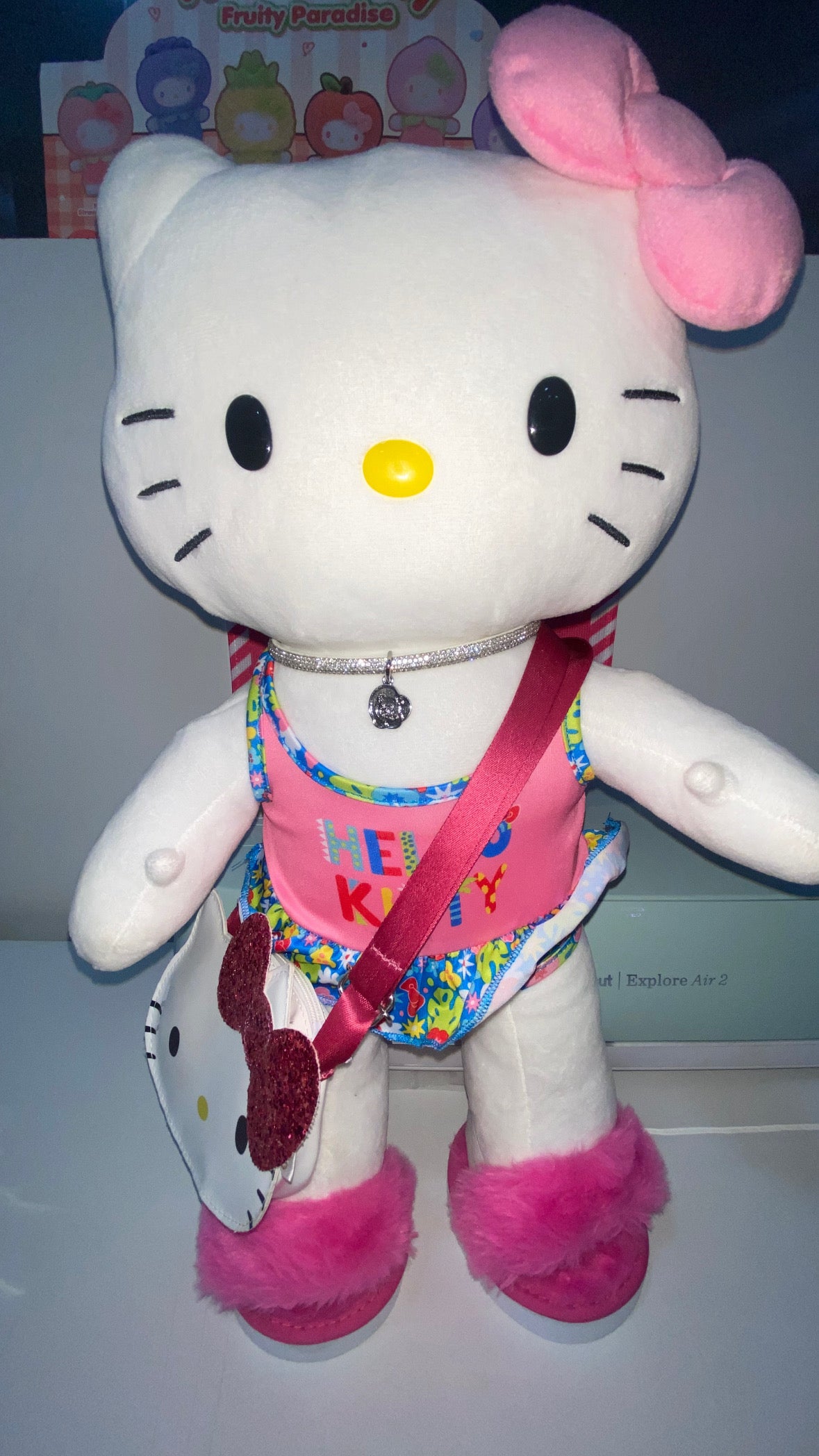 Pelúcia hello kitty crieamigos toda completa com maiô, colar, bolsa è sandália de pelinhos