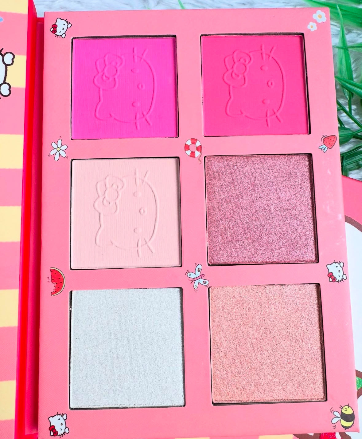PALETA HELLO KITTY DE BLUSA E ILUMINADOR com espelho.