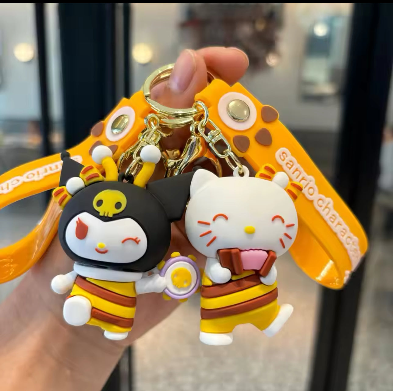CHAVEIROS HELLO KITTY E AMIGOS ABELHINHAS 🐝❤️