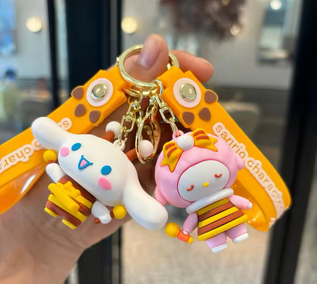 CHAVEIROS HELLO KITTY E AMIGOS ABELHINHAS 🐝❤️