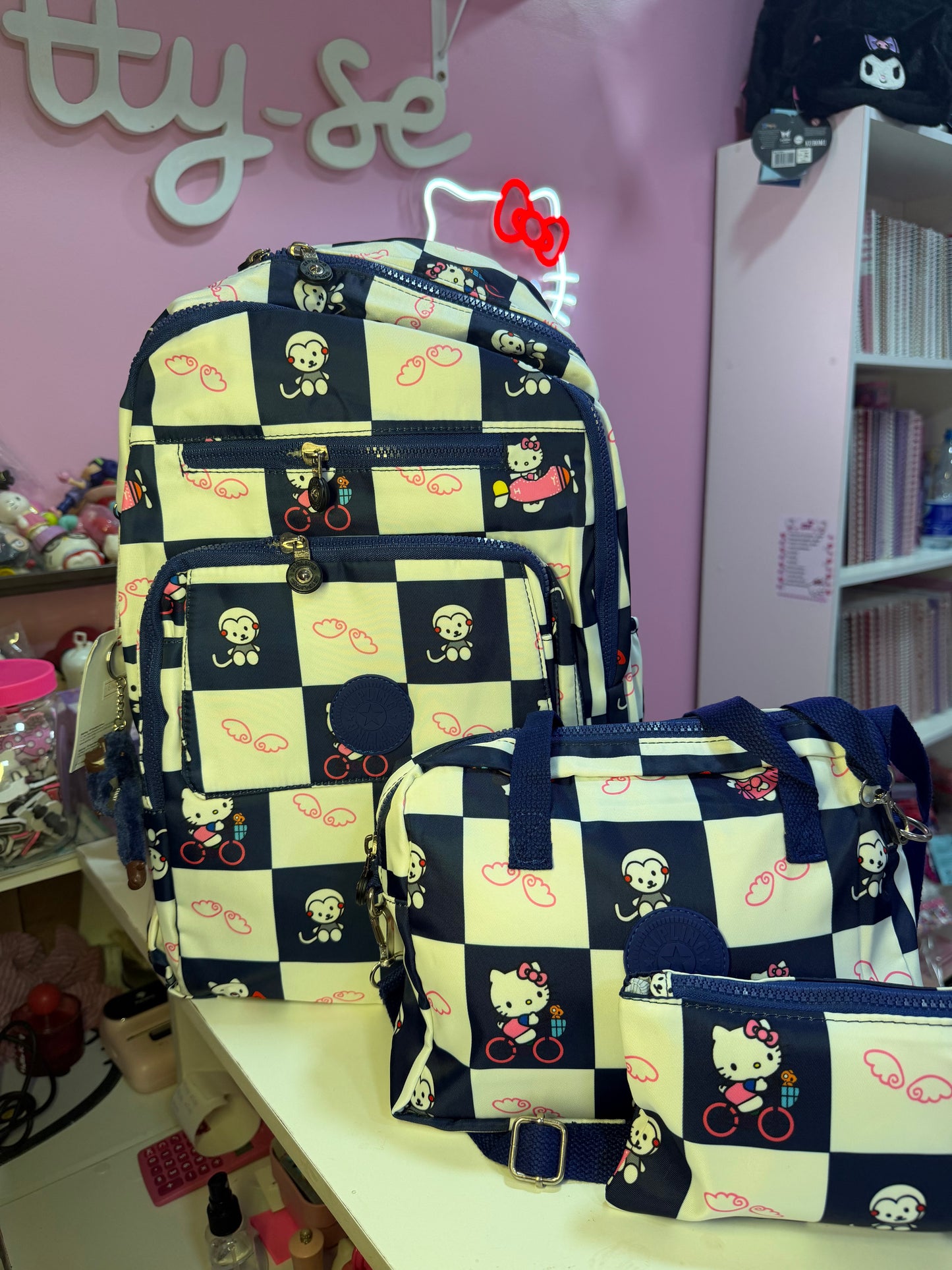 KIT MOCHILA KIPLING E HELLO KITTY MATERIAL IMPERMEÁVEL