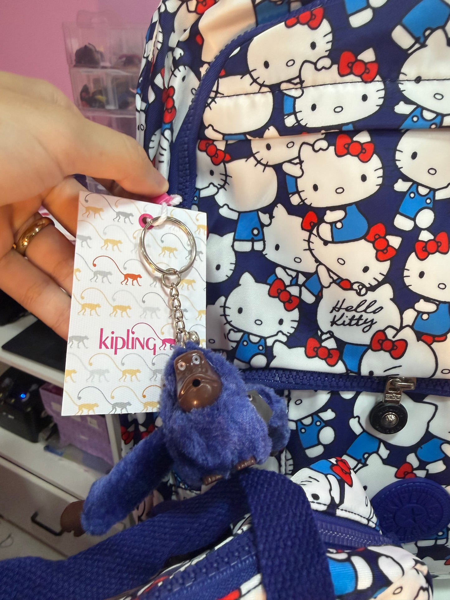 KIT MOCHILA KIPLING E HELLO KITTY MATERIAL IMPERMEÁVEL