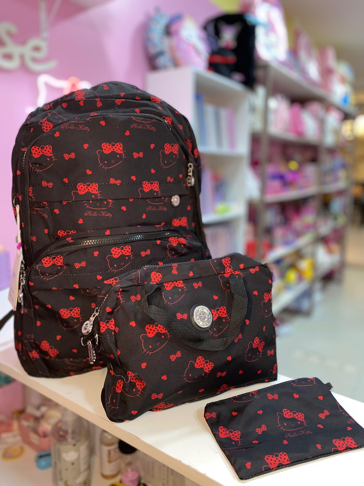 KIT MOCHILA KIPLING E HELLO KITTY MATERIAL IMPERMEÁVEL