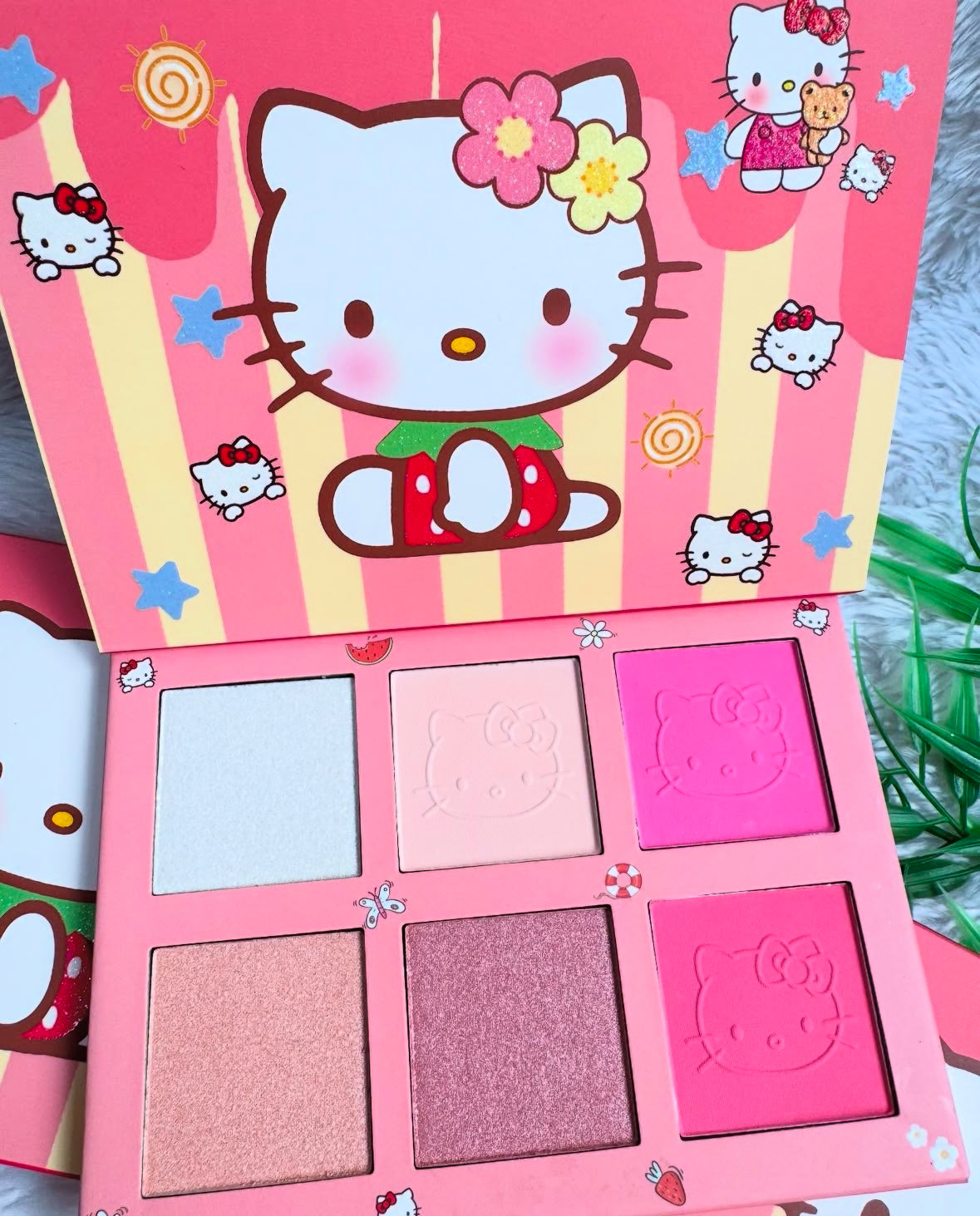 PALETA HELLO KITTY DE BLUSA E ILUMINADOR com espelho.